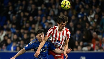 Real Oviedo's Uruguayan forward #09 Federico Vinas (L) and Atletico Madrid's Spanish defender #24 Robin Le Normand fight for the ball during the Spanish league football match between Real Oviedo and Club Atletico de Madrid at Carlos Tartiere Stadium in Oviedo on February 28, 2026. (Photo by ANDER GILLENEA / AFP)