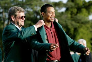 Tiger Woods recibe la chaqueta verde ceremonial del presidente del Augusta National Golf Club, Hootie Johnson.