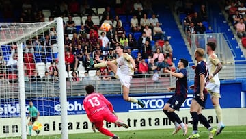 Panichelli en el momento en el que dio la victoria al Mirandés en Ipurua.