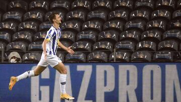 FC Porto's Portuguese midfielder Fabio Vieira celebrates his goal during the UEFA Champions League group C football match between FC Porto and Olympiakos, at the Dragao stadium in Porto on October 27, 2020. (Photo by MIGUEL RIOPA / POOL / AFP)