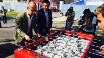 Presidente y Vicepresidente del Barcelona juegan al futbolín con unos aficionados.