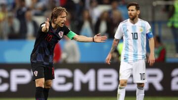 NIZHNY NOVGOROD, RUSSIA - JUNE 21: Luka Modric of Croatia reacts as Lionel Messi of Argentina looks on during the 2018 FIFA World Cup Russia group D match between Argentina and Croatia at Nizhny NovgorodStadium on June 21, 2018 in Nizhny Novgorod, Russia. (Photo by Adam Pretty - FIFA/FIFA via Getty Images)