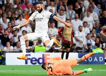 Karim Benzema salto por encima del portero del Manchester City Ederson Moraes.