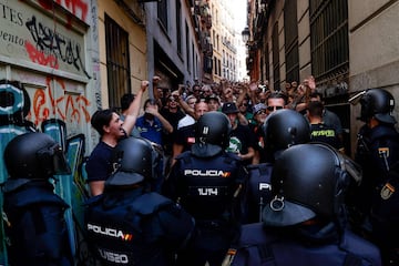 Agentes de polic¨ªa escoltan a los seguidores del Feyenoord desde la Plaza Mayor de Madrid hasta los alrededores del Metropolitano.