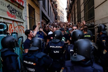 Agentes de policía escoltan a los seguidores del Feyenoord desde la Plaza Mayor de Madrid hasta los alrededores del Metropolitano.