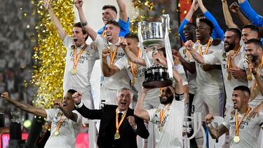 Ancelotti celebra con los jugadores del Real Madrid su último título: la Copa del Rey frente a Osasuna.