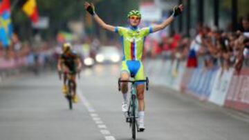El esloveno Matej Mohoric entra vencfedor en Florencia. Por detrás, el sudafricano Louis Meintjes.