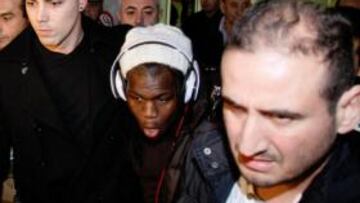 Drenthe sale escoltado y es increpado por aficionados