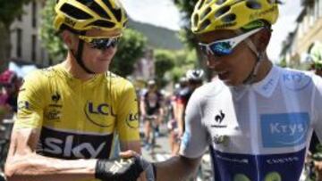 Nairo Quintana saluda a Chris Froome antes del inicio de la etapa 16 del Tour de Francia. 