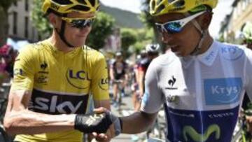 Nairo Quintana saluda a Chris Froome antes del inicio de la etapa 16 del Tour de Francia.
