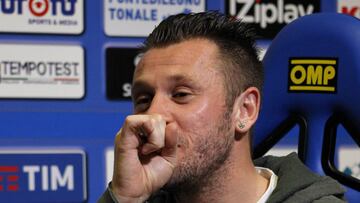 A Cassano ya no le defienden ni sus amigos: "Que se retire ya"