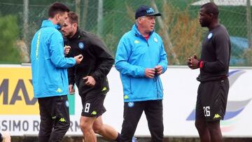 Ancelotti, durante el entrenamiento del N&aacute;poles.