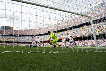El gol de Sergi Roberto ante David Soria para comenzar mandando en el marcador.