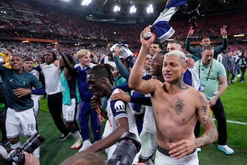 Los jugadores del Tottenham desataron la euforia tras conquistar la Europa League en una noche mágica en San Mamés. Abrazos, cánticos y emoción pura sobre el césped que fue testigo de su gesta histórica.