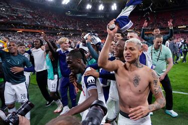 Los jugadores del Tottenham desataron la euforia tras conquistar la Europa League en una noche mágica en San Mamés. Abrazos, cánticos y emoción pura sobre el césped que fue testigo de su gesta histórica.