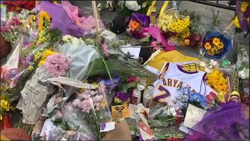 Siguen llegando los fans para homenajear a Kobe Bryant