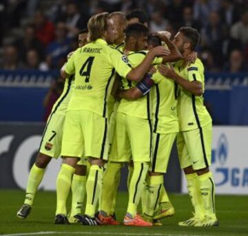 El delantero argentino del FC Barcelona, Lionel Messi, celebra con su compañero brasileño Neymar Jr., el gol conseguido ante el París Saint-Germain, durante el partido del grupo F de Champions League disputado en el estadio Parque de los Príncipes de París, Francia, el 30 de septiembre del 2014.