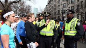 Varios testigos y participantes en el Marat&oacute;n de Boston conversan con las fuerzas de seguridad.