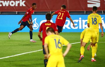 3-0. Ansu Fati celebró el tercer gol.