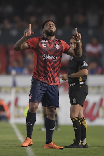 Veracruz marcó su primer gol del torneo al 29', acumuló en total 559 minutos, es la peor racha de un equipo mexicano en torneos cortos, superando al Atlas del torneo pasado que tardó en anotar 631 minutos.
Cruz Azul consiguió el empate mediante un autogol, los cementeros llegaron a 9 unidades en 8 partidos.