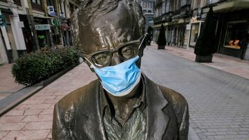 La estatua a Woody Allen en Oviedo, con mascarilla.