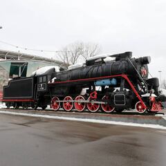 El Lokomotiv exhibe sus símbolos y la nieve cubre el estadio