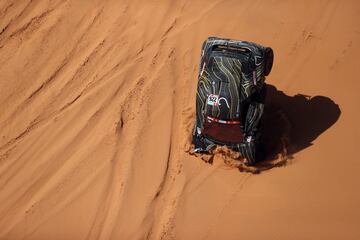 Accidente del piloto francés Guerlain Chicherit y su copiloto Alex Winocq durante la cuarta etapa del Rally Dakar 2022.