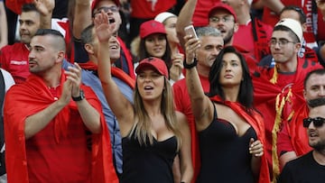 Una hincha albanesa se hace un ‘selfie’ en la grada.