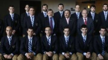 <b>A SUECIA. </b>Esta es la Selección de 2011 (el número es el dorsal del jugador) que posó en Alcobendas con Jaime Lissavetzky.