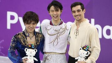 Shoma Uno, Yuzuru Hanyu y Javier Fernandez posan tras el programa largo de patinaje sobre hielo en los Juegos Ol&iacute;mpicos de Invierno de Pyeongchang.