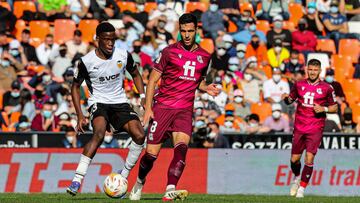 Mikel Merino ante Ilaix Moriba, del Valencia.