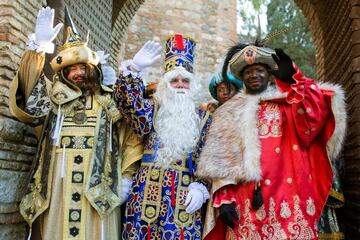 Los tres Reyes Magos, Melchor (c), Gaspar (i) y Baltasar (d) a su salida de la alcazaba de Málaga para comenzar el recorrido de la cabalgata.