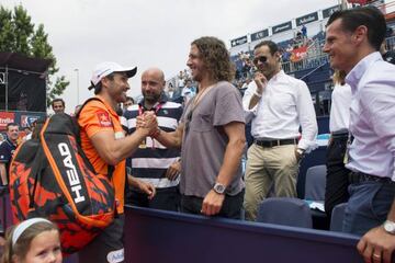 Fernando Belasteguín, saluda al exjugador del Barcelona Carles Puyol.