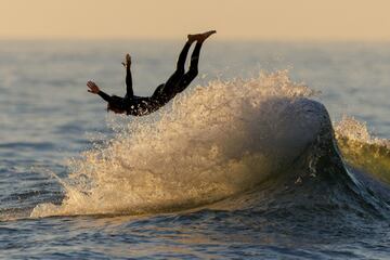 Un surfista salta de su tabla y se zambulle sobre una ola en la localidad californiana de Encinitas, en Estados Unidos. El autor de esta bella fotografía supo captar con su cámara los últimos rayos de sol al atardecer reflejados en la espuma de la ola y el vuelo rasante del surfista momentos antes de entrar en el agua.