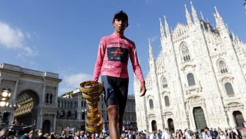 Egan Bernal, con el trofeo Senza Fine de ganador del Giro de Italia.