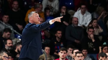 BARCELONA, 05/01/2023.- El técnico lituano del FC Barcelona, Saras Jasikevicius, durante el encuentro correspondiente a la fase regular de la Euroliga que disputan hoy jueves frente a Virtus de Bolonia en el Palau Blaugrana de Barcelona. EFE/ Enric Fontcuberta.
