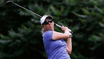 Ashleigh Buhai golpea una bola durante la segunda jornada del torneo de Blue Bay.