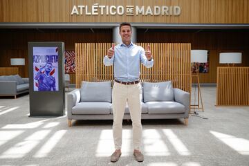 El lateral derecho español en las oficinas del Cívitas Metropolitano para su presentación como nuevo jugador del Atlético de Madrid.