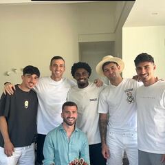 Gayà, de aniversario con el ‘núcleo duro’ del vestuario