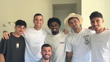 Gayà, de aniversario con el ‘núcleo duro’ del vestuario