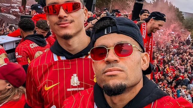 Luis Díaz y Darwin Núñez, pie y medio fuera de Anfield