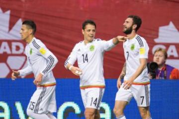 Layún, Chicharito y Herrera.