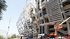 La primera lama del estadio Santiago Bernabéu, a la derecha.