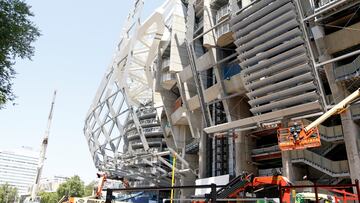 La primera lama del estadio Santiago Bernabéu, a la derecha.