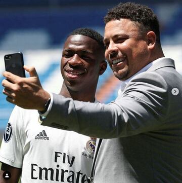 El astro brasileño, Ronaldo Nazário, se hizo un selfie el día de la presentación de Vinicius con el Real Madrid. 