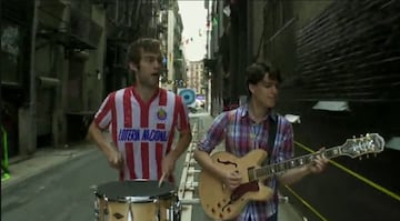 El baterista de esta banda portó la playera de Chivas de la temporada 91-92 en uno de sus videos del disco Cousins.