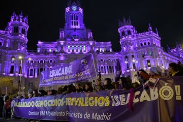 La gente asiste a una manifestación para conmemorar el Día Internacional de la Mujer en Madrid, España.