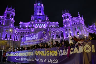 La gente asiste a una manifestación para conmemorar el Día Internacional de la Mujer en Madrid, España.