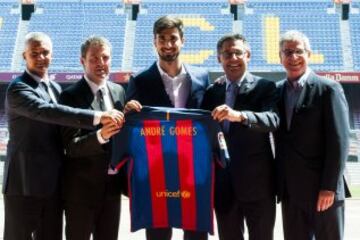 André Gomes, nuevo jugador del FC Barcelona en su presentación en el Camp Nou con Bartomeu, Javier Bordas, Jordi Mestre y Robert Fernández. 