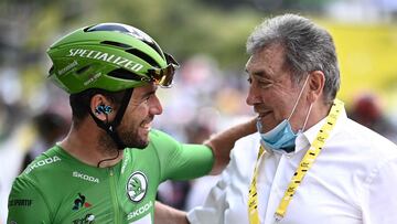 Mark Cavendish, con el maillot verde de mejor sprinter, hablando con la leyenda del ciclismo belga Eddy Merckx antes del inicio de la etapa 19.